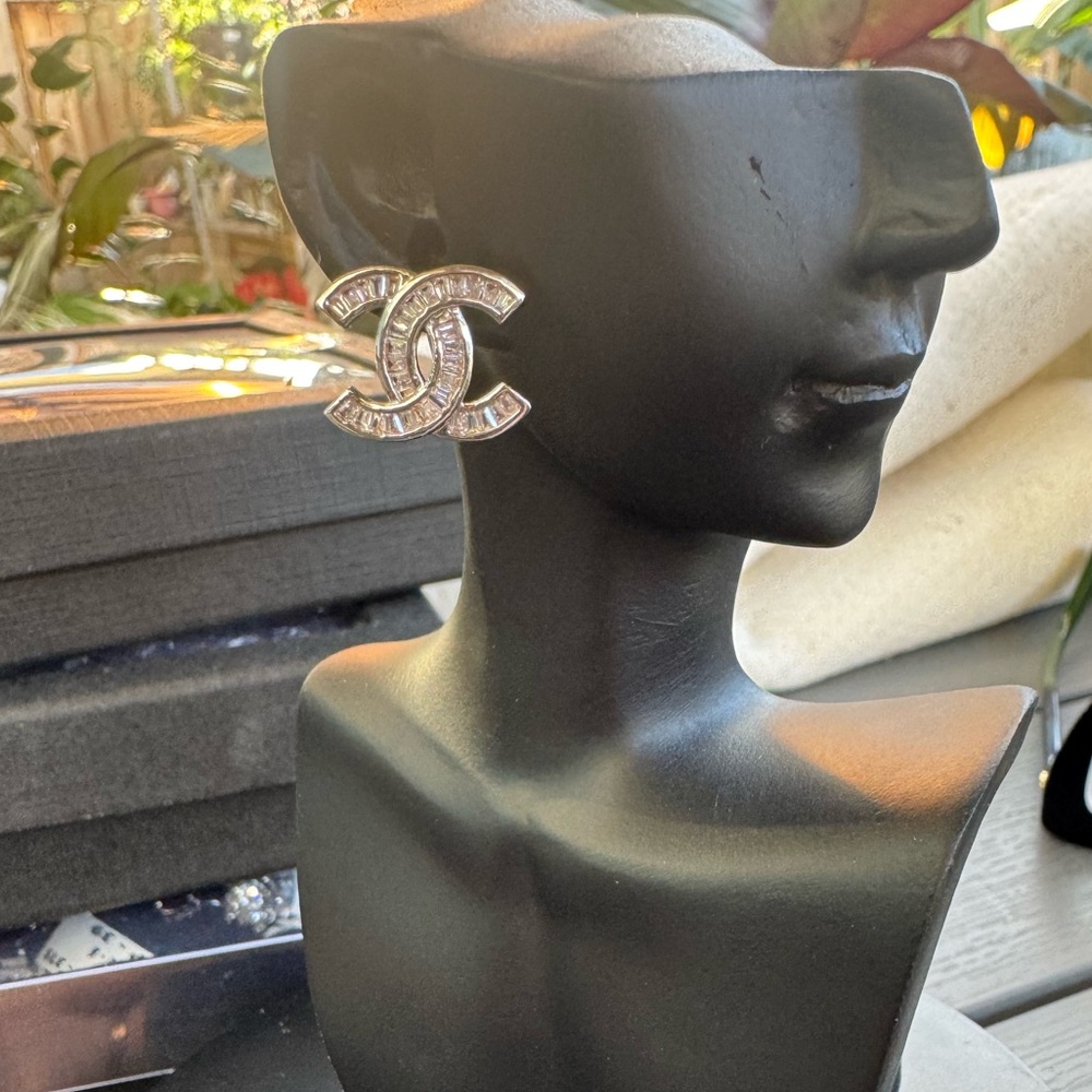 ‼️FINAL SALE ‼️Elegant 18k White Gold Plated Crystal Stud Earrings - Picture 7 of 7